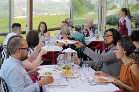 4 ristoranti fa tappa nelle Langhe .